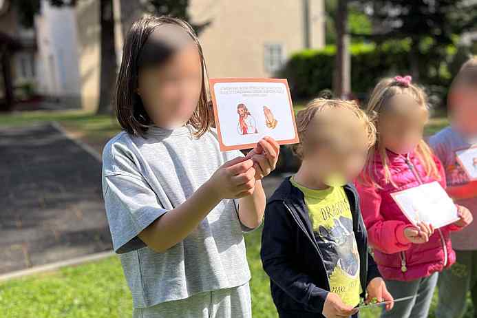 Isus uči učenike moliti
